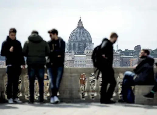  ?? (Carconi/Ansa) ?? Villa Borghese Un gruppo di ragazzi sulla terrazza del Pincio senza rispettare la distanza di sicurezza