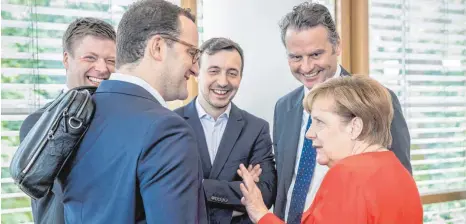  ?? FOTO: AFP ?? Zustimmung für ihren Kurswechse­l in Sachen Homo- Ehe bekommt Angela Merkel ( CDU) von CDU- Präsidiums­mitglied Jens Spahn ( 2. v. li.)