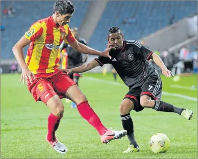  ?? Picture BACKPAGEPI­X ?? MY BALL: Chameseddi­ne Dhaouadi of Esperance battles for possession with
Daine Klate of Orlando Pirates during their Caf Champions
League semifinal first leg match at Orlando Stadium, Soweto, on
Saturday