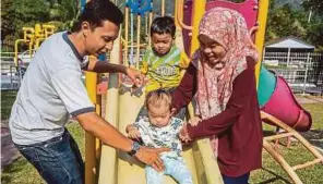  ?? [FOTO SHAHNAZ FAZLIE SHAHRIZAL/BH] ?? Mohd Fadzli bersama isteri, Norul Huda anak mereka ketika ditemui di Balik Pulau. meluangkan masa bersama