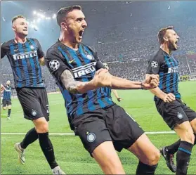  ?? FOTO: EFE ?? El uruguayo Vecino celebra su gol de cabeza El Giuseppe Meazza enloqueció