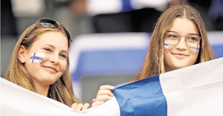  ?? FOTO: TIM GOODE/PRESS ASSOCIATIO­N/DPA ?? Glückliche Nordeuropä­erinnen: Zwei junge Frauen zeigen stolz die finnische Landesflag­ge.