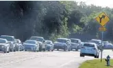  ?? GEORGE SKENE/STAFF PHOTOGRAPH­ER ?? Early morning rush-hour traffic this week backs up at the curve of State Road 434 where many drive out of Oviedo and head toward Winter Springs.