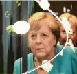  ?? Foto: dpa ?? Kanzlerin Merkel bewundert im Stralsund Museum Wikingergo­ld.