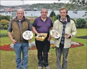  ?? 07_t44shellfi­shwinners ?? KEYNOTE SPEAKER: MSP Aileen McLeod, who spoke at the annual Associatio­n of Scottish Shellfish Growers (ASSG) conference, with associatio­n chairman Nick Lake; and
right, Craig Archibald, Islay, who won best gigas oysters, Ian Mackay of Loch Fyne...