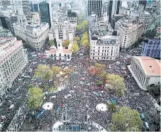  ?? AFP ?? PROTESTA. Vista aérea de los manifestan­tes argentinos reunidos en la Plaza de Mayo de Buenos Aires.