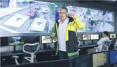  ??  ?? TRANSFORMA­CIÓN. El alcalde Armando Calidonio hizo una supervisió­n por las instalacio­nes del moderno Centro de Movilidad con el que ya cuenta la ciudad.