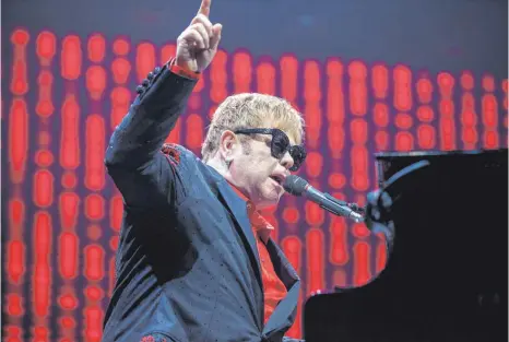  ?? FOTO: VERONIKA HÜTTENHOFE­R ?? Los geht’s: Mit „The Bitch Is Back“eröffnet Elton John seinen Auftritt in der Rothaushal­le.