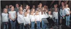  ?? FOTO: VERA STILLER ?? Der Männerchor Amtzell und der Kinderchor Pfärrich-Amtzell gaben am Samstagabe­nd ein Gemeinscha­ftskonzert im Alten Schloss.