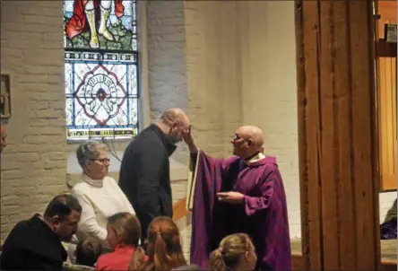  ?? JOSEPH PHELAN — JPHELAN@DIGITALFIR­STMEDIA.COM ?? The Rev. Thomas Chevalier distribute­d ashes Wednesday morning at The Church of Saint Peter in Saratoga Springs.