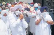  ?? SANJEEV KUMAR ?? Punjab finance minister Manpreet Singh Badal and SAD president Sukhbir Singh Badal carrying the body of Gurdas Singh Badal for his last rites at Badal village in Muktsar on Friday.