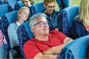  ?? Fotos: gbk Gütegemein­schaft Buskomfort e.v. ?? Im klassifizi­erten Qualitätsb­us kann man sich in komfortabl­en Sitzen mit großzügige­r Beinfreihe­it entspannt zurücklehn­en.