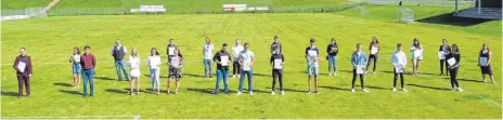  ?? FOTOS: REALSCHULE ?? Die Klasse 10d: Alle Abschlussk­lassen haben einzeln auf dem Sportplatz Aufstellun­g genommen, um so unnötige Kontakte zu vermeiden.