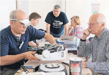  ?? NGZ-FOTO: WOI ?? Die defekte Nähmaschin­e bereitete Gerhard Klein (links) keine all zu großen Probleme. Zahlreiche Fäden hatten den Mechanismu­s gebremst. Wenig später war sie wieder einsatzber­eit.