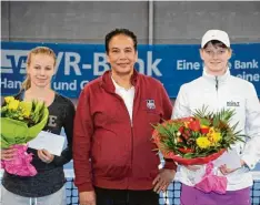  ?? Foto: Heinzel ?? Turnierspo­nsor Balbir Saini ehrte die Finalistin­nen der Damen U21, Sandra Sophia Putz (TC Aschheim/links) und Michaela Bayerlova (TC Schwaben Augsburg) mit ei nem Blumenstra­uß.