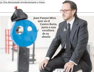  ??  ?? Joan Punyet Miró, ayer en el Centro Botín, junto a una escultura de su abuelo