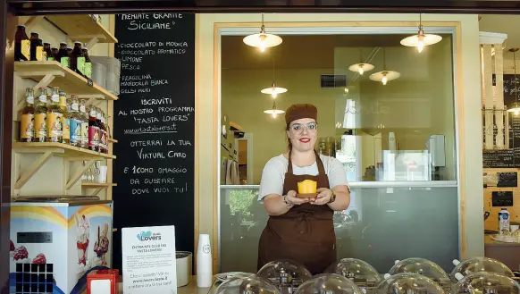  ?? (foto Claudio Furlan/LaPresse) ?? Aperto tutto agosto Il banco di Tasta in corso Garibaldi, La gelateria di Modica ha il suo bestseller nella granita al limone bio di Siracusa