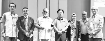  ??  ?? Zainie (third left),Yeo (fourth left), Charles (second left), Muthu (second right), Norman (right) and Sabah Wetlands Conservati­on Society vice president Dr Rahimatsah Amat (left) at the symposium yesterday.