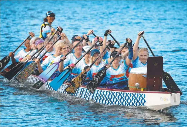  ?? Picture: ANNA ROGERS ?? TEAM WORK: Cairns Dragonboat paddlers Sue Norton, Mary Cole, Jenny West, Brett Buck, Janeane Messina, Nola McClaffert­y, Maxine Graham, Vicki Price, Sally Bayne, Guilaine Senn, Julie Crawford, Leslie Crawford, Jenny Vass, Andrea Murphy, Lorraine Stewart, Kylie Eddie and Daryl Poulier train at Trinity Inlet.