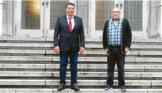  ??  ?? Dem neuen Krumbacher Stadtrat gehören nur noch zwei Vertreter der SPD an: Unser Bild zeigt von links den Fraktionsv­orsitzende­n Achim Fißl und Peter Tschochohe­i. Die beiden Stadträte ha‰ ben eine klare Meinung zur Zukunft des Sportzentr­ums. Foto: Peter Bauer