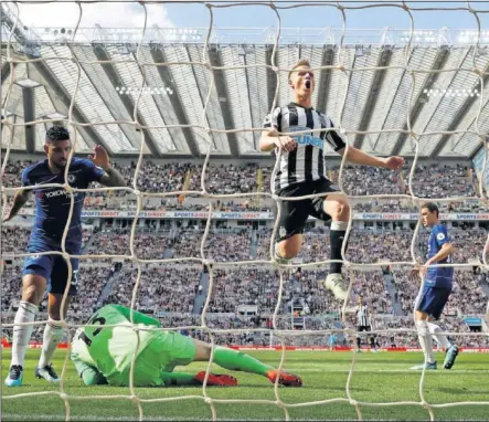  ??  ?? DERROTA AMARGA. El Newcastle celebra uno de los tres goles de su victoria de ayer ante el Chelsea (3-0).