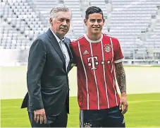  ??  ?? REENCUENTR­O. James Rodríguez y su nuevo entrenador Carlo Ancelotti.