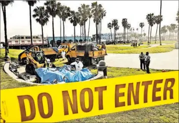  ?? Photograph­s by Genaro Molina Los Angeles Times ?? SANITATION WORKERS dismantle a homeless camp in Venice, one of L.A.’s most popular tourist spots.