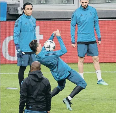  ?? MAX ROSSI / REUTERS ?? Acrobático Cristiano Ronaldo controland­o un balón con el pecho durante el entrenamie­nto que realizó ayer por la tarde el Real Madrid en el Juventus Stadium de Turín
Árbitro:
Cüneyt Çakir (Turquía)