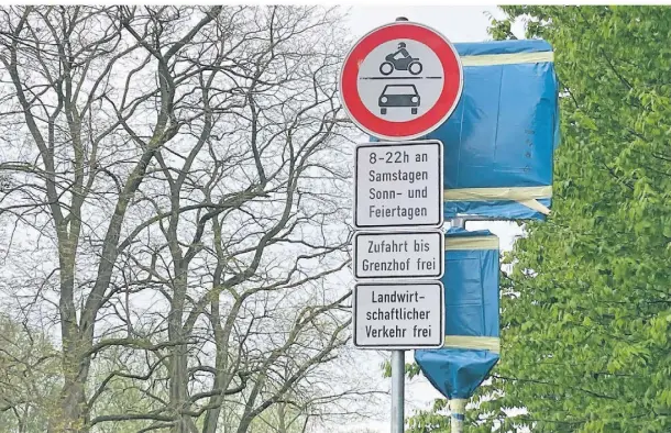  ?? ARCHIVFOTO: MVS ?? Die Stadt musste im April die Fahrradstr­aße rückgängig machen: Das verhüllte Straßensch­ild an der Deichstraß­e.