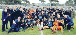  ??  ?? Festa grande Per l’Inter di Stefano Vecchi trionfatri­ce alla 70esima edizione del torneo di Viareggio in finale contro la Fiorentina