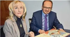  ??  ?? Die derzeitige Seitengest­alterin Martina Schmidt und Bürgermeis­ter Martin Drexler mit dem Goldenen Buch der Stadt Wemding.