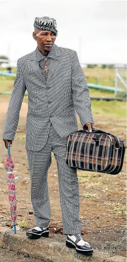  ?? Picture: SIMPHIWE NKWALI ?? Paulos Leboto, a Lonmin miner, waits with hundreds of his colleagues to board buses laid on by Amcu to take them home for the Easter weekend. After high-level talks on Thursday, Anglo American Platinum and Impala increased their pay offer in a bid to...