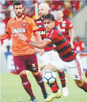  ?? STAFF IMAGES / FLAMENGO ?? Lucas Paquetá disputa bola. Meia ganhou o carinho da torcida