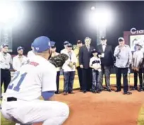 ??  ?? Pitcheo. Pepe Busto al momento de realizar el lanzamient­o de la primera bola en la inauguraci­ón del torneo de béisbol profesiona­l.