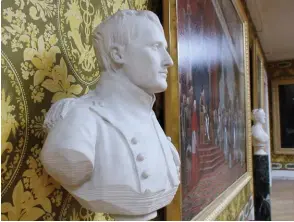  ??  ?? Versailles impérial.
À l’antique : « Buste de Napoléon Ier en uniforme » (1808), par Jean-Antoine Houdon.