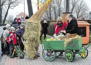  ??  ?? Biblickou postavu představuj­e koledník v slaměném kostýmu, kterého doprovází zástup dětí. Koleda se nakládá na vozík.