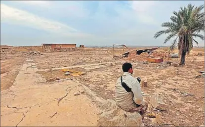  ?? SAFIN HAMED / AFP ?? Un soldado iraquí observa el paisaje desolador de la ciudad asiria de Nimrod