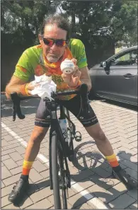  ??  ?? Mark Pelzner, an avid baseball fan and cyclist, poses with his foul ball Sept. 6 in Alameda, Calif.
(AP/Janie McCauley)