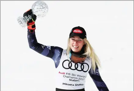  ?? ?? United States’ Mikaela Shiffrin holds up the alpine ski, women’s World Cup slalom discipline trophy, in Soldeu, Andorra. (AP)