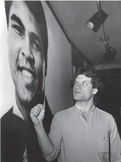 ?? CHARLIE PALMER / THE CANADIAN PRESS FILES ?? Edmonton Oiler Dave Semenko in front of a poster of boxing legend Muhammad Ali, who Semenko once went three rounds with.