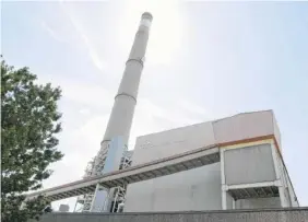  ?? FILE PHOTO ?? The Tennessee Valley Authority’s Bull Run Fossil Plant in Clinton, Tenn., is undergoing a new coal ash disposal method.