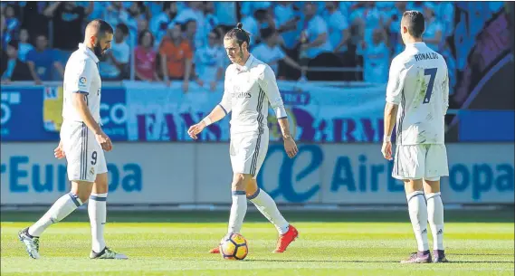  ??  ?? El Real Madrid se ha acostumbra­do a jugar sin la ‘BBC’. La nueva lesión de Bale impedirá que el madridismo esté un mes más sin ver jugar junto a su triplete atacante