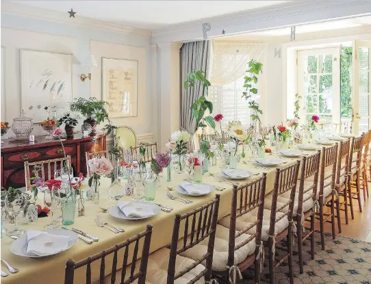  ?? QUENTIN BACON ?? New York artist and fashion illustrato­r Cathy Graham is the subject of a new book on entertaini­ng. In this photo from the book, the dining table in Graham’s Manhattan townhouse is set with her signature “still life” of individual blooms in tiny...