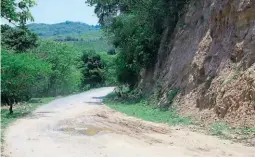  ?? FOTOS: FRANKLYN MUÑOZ ?? VIALIDAD. Los pobladores se quejan por el mal estado de la carretera principal del municipio de San José de Colinas.