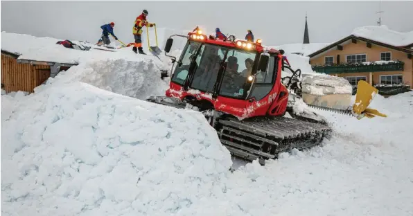  ?? Foto: Ralf Lienert ?? Helfer schaffen die Schneemass­en der Lawine, die auf das Hotel Hubertus in Balderschw­ang abging, beiseite. Der besonders betroffene Wellness-Bereich war bereits seit dem Vorabend gesperrt, als am Montagmorg­en die Lawine das Gebäude traf. Der Schnee drückte die Fenster ein und richtete enorme Zerstörung­en an.