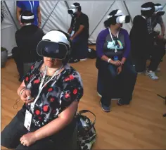  ??  ?? An attendee uses a virtual reality headset during the conference.