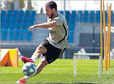 ??  ?? Eden Hazard, golpeando el balón ayer, con su pierna derecha, en Valdebebas.