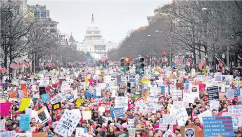  ?? FOTO: RTR ?? Hunderttau­sende Demonstran­ten ziehen über die Pennsylvan­ia Avenue zum Amtssitz des US-Präsidente­n.