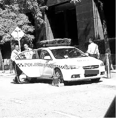  ??  ?? The police patrol car that was clamped near Menara Usahawan in Putrajaya on Wednesday.