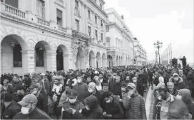  ??  ?? Plusieurs centaines de milliers de personnes ont battu le pavé hier dans la capitale